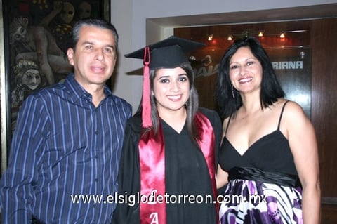 Fernando Muñoz, Claudia Muñoz y Lorena Robles de Muñoz.