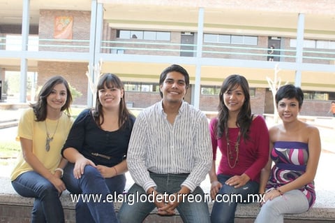 Alumnos de LAE: Patsy Holguín, Isaura Barajas, José Luis Meza, Sayra García y Laura Sifuentes.