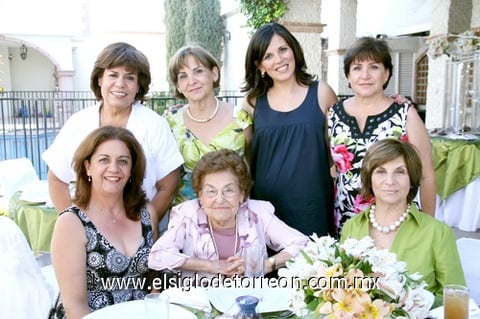 Meche de Villalobos, Martha Irene de Dávila, Mercedes de la Fuente de Flores, Luz María de Sarmiento, Georgina Mena y Mimí de Rivera acompañaron a María Fernanda Belmont de Mena en su festejo de canastilla.