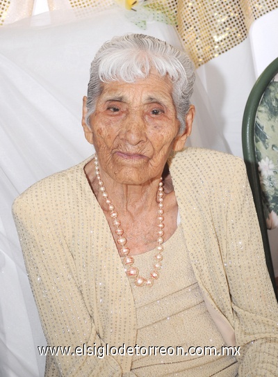 22072011 Enriqueta Luna de Velázquez, festejó su onomástico número 100.
