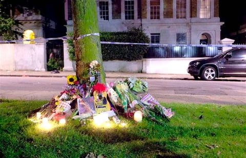 Sus fans se han reunido en el lugar para rendirle un homenaje y llenar de flores, botellas de alcohol y hasta cigarros la morada donde vivía.