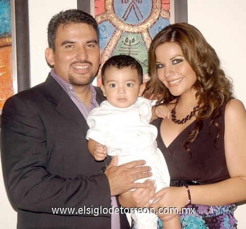 25072011  el Sacramento del Bautismo el pequeño Juan Gerardo González Farhat, quien estuvo acompañado por sus papás Sr. Juan de Dios González Castro y Sra. Ana Laura Farhat Muñoz.