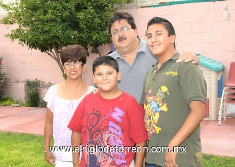 25072011 Reyes Díaz de León cumplió diez años de edad y fue festejado por sus papás Claudia Díaz de León y Mauricio Reyes, así como por su hermano Mauricio.