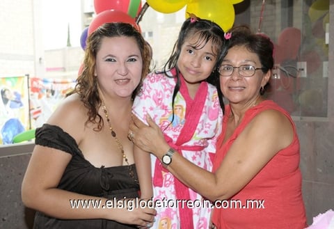 25072011 López Aldana fue festejada al cumplir ocho años. En la fotografía luce acompañada de su mamá Paola Aldana de López y su abuelita Ana María López.