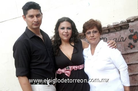 26072011  Landeros de Valdez en su cumpleaños acompañada de su esposo César y su mamá Leonarda.
