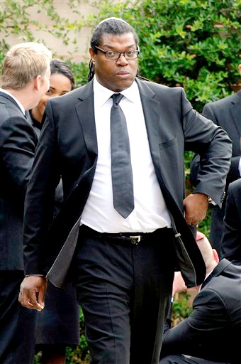 El manager de Amy Winehouse a su llegada al funeral de la cantante.