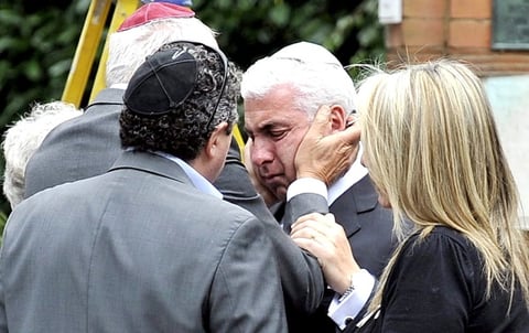 El servicio judío fue encabezado por un rabino e incluyó oraciones en inglés y hebreo y recuerdos del padre de Winehouse, Mitch.