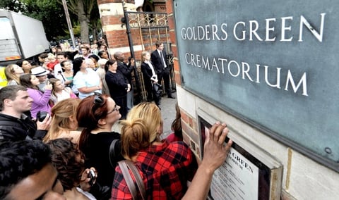 Familiares y amigos despidieron el martes los restos de Amy Winehouse en una ceremonia realizada en la intimidad en Londres.