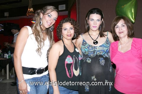 28072011  Garza Estebané junto a sus amigas y familiares asistentes a su fiesta de canastilla.