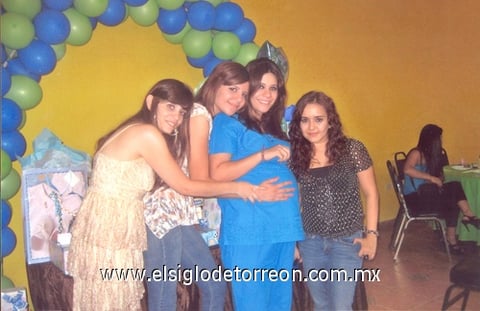 29072011  a la futura mamá estuvieron, Monserrat Gallegos, Alejandra Gutiérrez y Victoria Nieto.