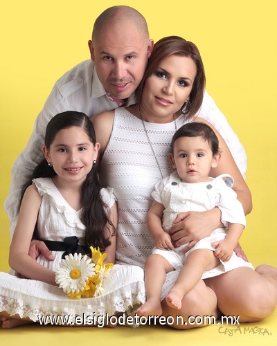 30072011  Enrique Hilario Mata y Alejandra Angélica Pacheco junto a sus hijos; Hanna Michelle y Hassan Enrique Hilario Pacheco.