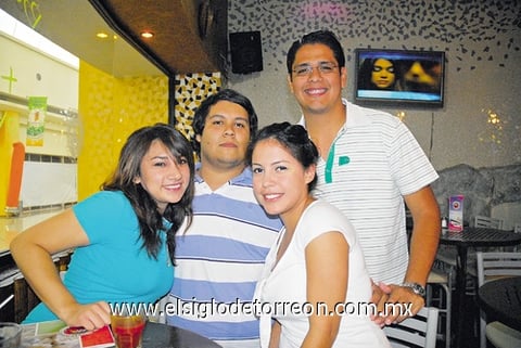 01082011  Glo, Chuy Ramírez, Katy Rivera y Aarón Chávez.
