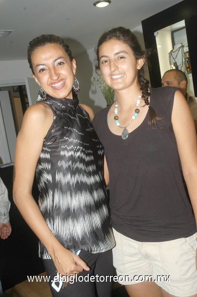 01082011  Isabel Herrera y su hija.