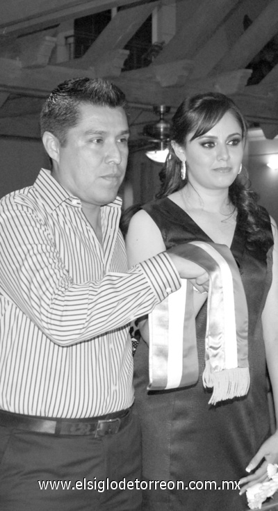01082011  María Estela Villa Franco y C.P. Alfonso Godínez captados el día de su enlace.