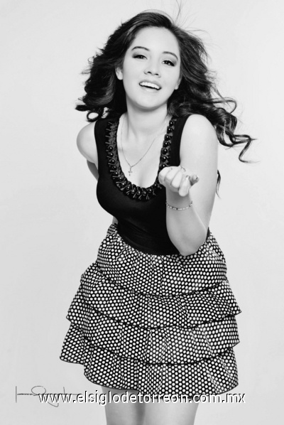 01082011 Guadalupe Estefanía Zataráin Castor, el día que celebró sus XV años de vida.- Estudio Laura Grageda