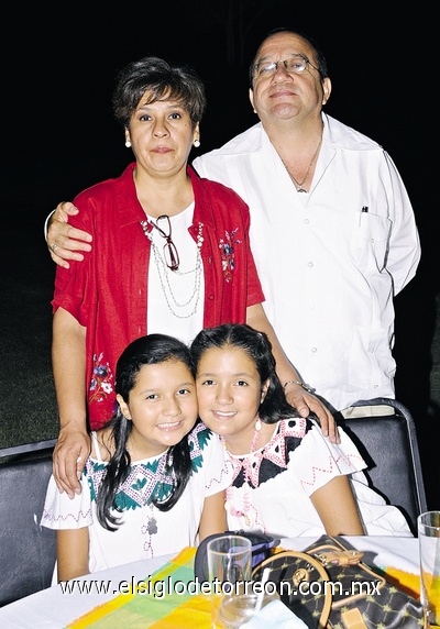 01082011  Guillermo, Renata y Maru Méndez Lastra en pasado evento social.