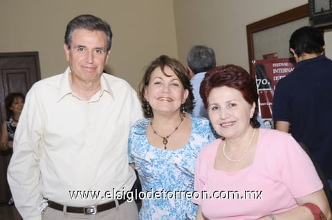 02082011  Galván, Tere Cázares y Lupita Flores.