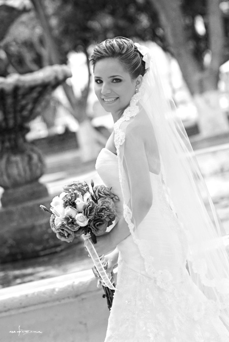 Vanessa Herrera Martínez captada el día que unió su vida a la del Ing. Félix Vázquez Loza.

Maqueda Fotografía