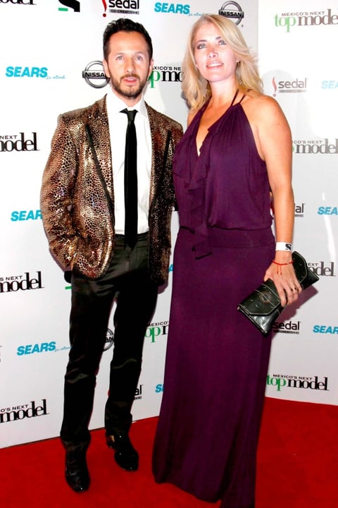 Oscar Madrazo y Claudia Bermudez en la alfombra roja para el coctel de presentación del reality Mexico's Next Top Model.