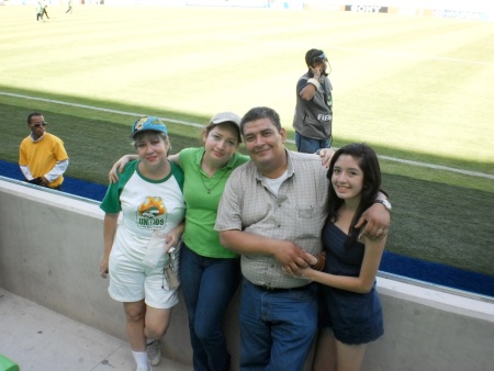 JORGE Andrés Aramburo R. con su esposa Ángeles, su suegra Blanca
y su hija Laura Aramburo.