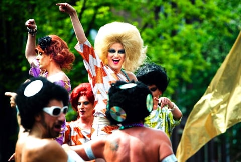 Participantes en el Día del Orgullo Gay, bailan a bordo de una barcaza durante el desfile.