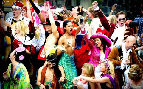 A bordo iban, homosexuales y lesbianas que bailaban con entusiasmo.