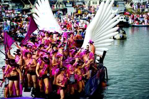 Los canales de Amsterdam se tineron de rosa al celebrar el desfile del orgullo gay.
