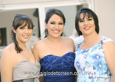 06082011  acompañada de su mamá Sra. Lucy Payán de Muñoz y su hermana Brianda Muñoz.