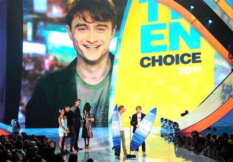 'Harry Potter' barrió en categorías como mejor cinta de ciencia ficción/fantasía, mejor beso, mejor villano —interpretado por el actor Tom Felton— y mejor estrella de cine del verano tanto para Emma Watson como para Daniel Radcliffe, quien aceptó su tabla de surf vía satélite desde Nueva York.