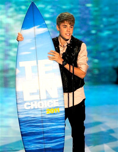 Bieber, cantante y actor de 17 años y novio de Gómez, se llevó cuatro trofeos en forma de tabla de surf al ser elegido el mejor artista musical, el chico atractivo, el mejor comentario publicado en la red social Twitter y el mejor villano de televisión por su papel en la serie 'CSI'.