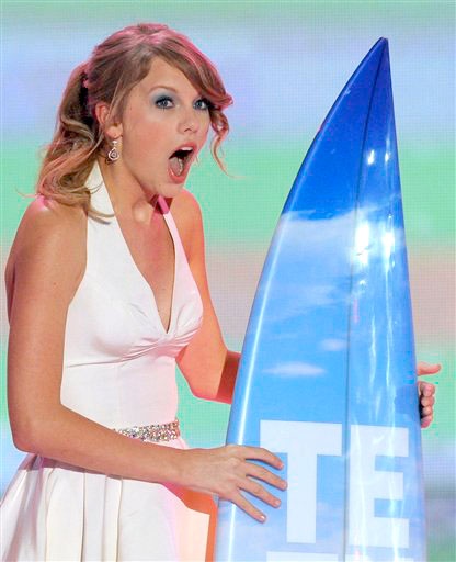 Swift igualó a Gómez con cinco premios: mejor artista musical femenino, mejor cantante femenino de música country, icono femenino de la moda en la alfombra roja, mejor canción de música country por 'Mean' y mejor canción de rompimiento amoroso por 'Back to December'.