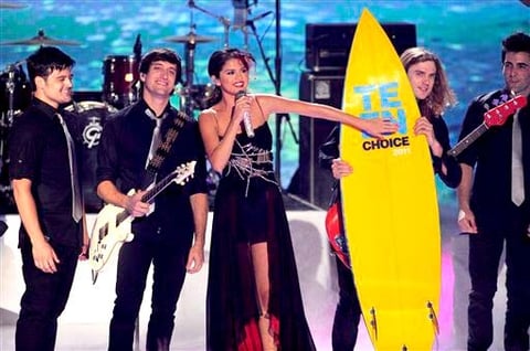 La estrella de 'Wizards of Waverly Place' consiguió los premios como actriz de televisión, como chica atractiva y como banda musical con su grupo The Scene.