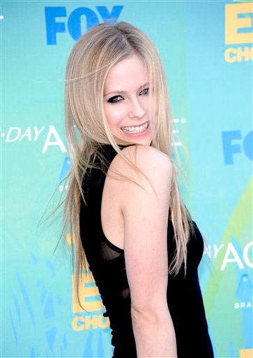 Avril Lavigne conquistó a los medios a su llegada a los Teen Choice Awards.