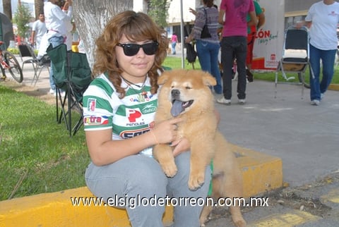 09082011  Castañeda y Arturo Castillo con su mascota Ody.