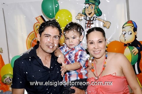 07082011  Ríos Posada en su festejo de cumpleaños número dos, acompañado de sus papás José Alberto Ríos Santelices y Carol Posada de Ríos.