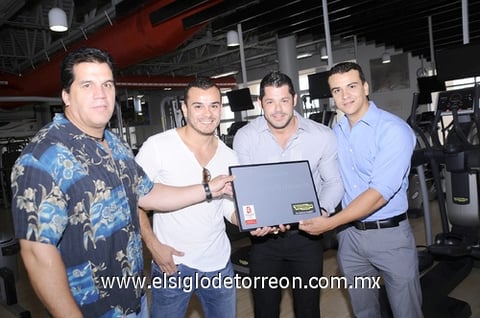 07082011 Saracho entrega el reconocimiento a Roberto Llorens, Juan Carlos Graham y Alfonso Llorens.