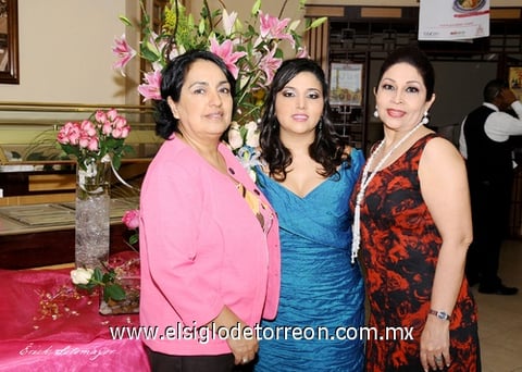 07082011  a la futura novia sus anfitrionas, Martha Seáñez y Paty Herrero.