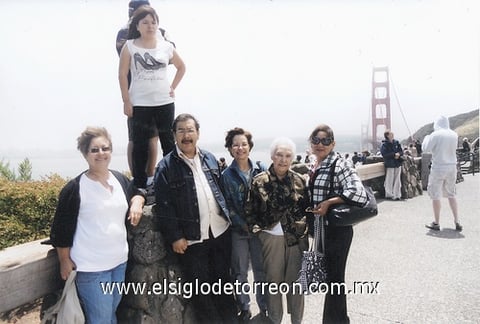 07082011  Vela Flores festejó su cuarenta aniversario de casados visitando a la familia Ramírez Cortez, en San Francisco, California, en la fotografía lucen en el puente Golden Gate.