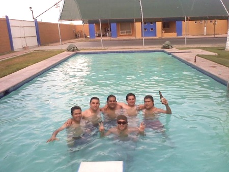 JONATHAN, Alex, Héctor, Ricardo, Luis y José disfrutando de un domingo en la alberca.