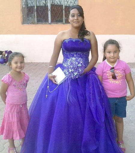 MÍA Yomara y Stephanie Alejandra Guzmán Rodríguez, en San Juan de Guadalupe, Dgo., posaron junto a Mayra Leticia Esparza Cardiel.