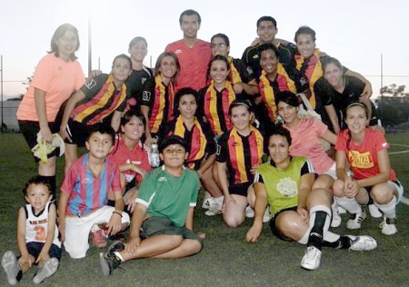 EQUIPO Femenil Umpalumpa Macast FC con Jared Borgetti.
