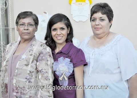 11082011 Pérez Soto en compañía de amigas y familiares.