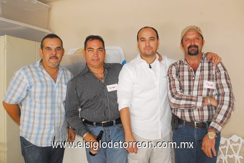 11082011  Flores, Gretel de la Peña, Liliana González Lobo y Juan Carlos Rivera.