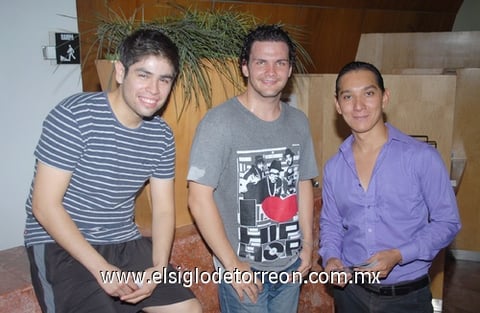 12082011  Saavedra, Geoffdey Sthepens y Emmanuel Carrillo.