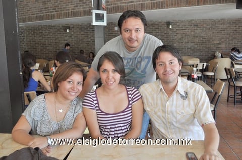 12082011 Bargüen, Fernanda Araluce, Érika Pérez y César del Rivero.