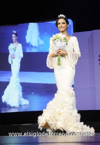 Vestido de novia confeccionado con seda y encajes.
