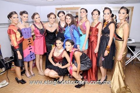 Colección 'Mis Raíces'. La diseñadora Lydia Lavín junto a las modelos participantes en la pasarela realizada el viernes cinco de agosto bajo la organización del Club Rotario de Torreón; con lo recaudado se comprará un Mastógrafo Digital que beneficiará a mujeres de colonias de la periferia de la ciudad de Torreón.