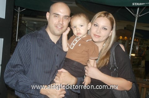 Carlos Riddle, Carlitos y Jackeline.
