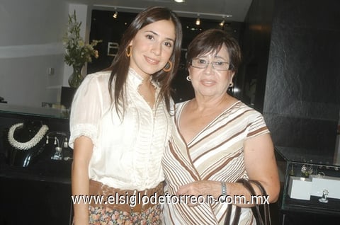 Claudia Estrada y María Elena de Estrada.