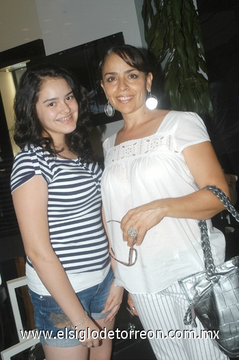 Martha Saldaña y Abigail López.